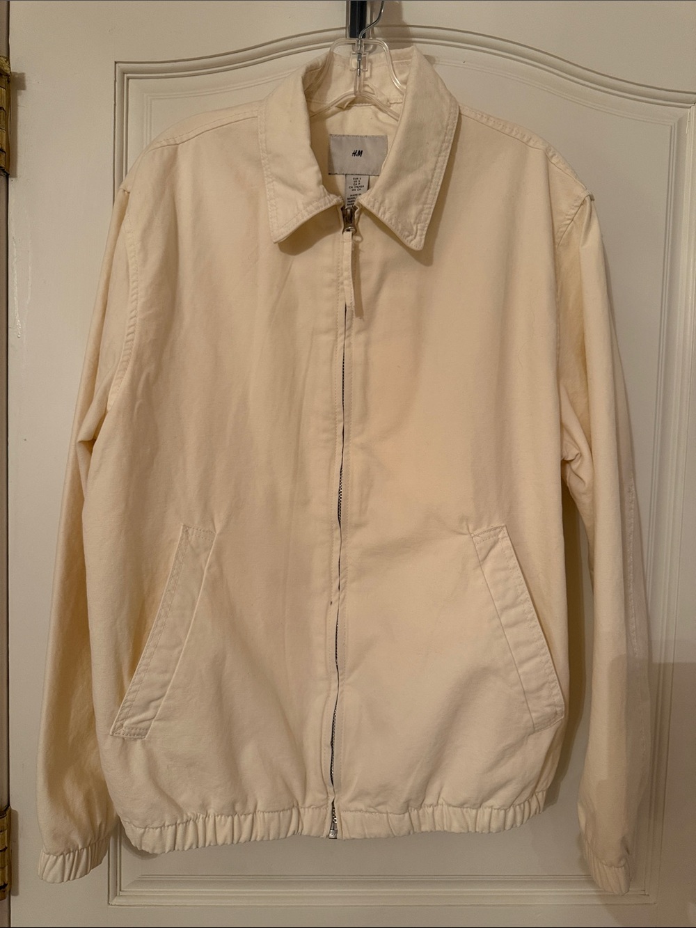 New with tags H and M Cream 100% cotton jacket with pockets, zip. Size small